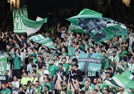 Los abonados con entrada empiezan a recibir los códigos de compra  para la final Betis-Chelsea