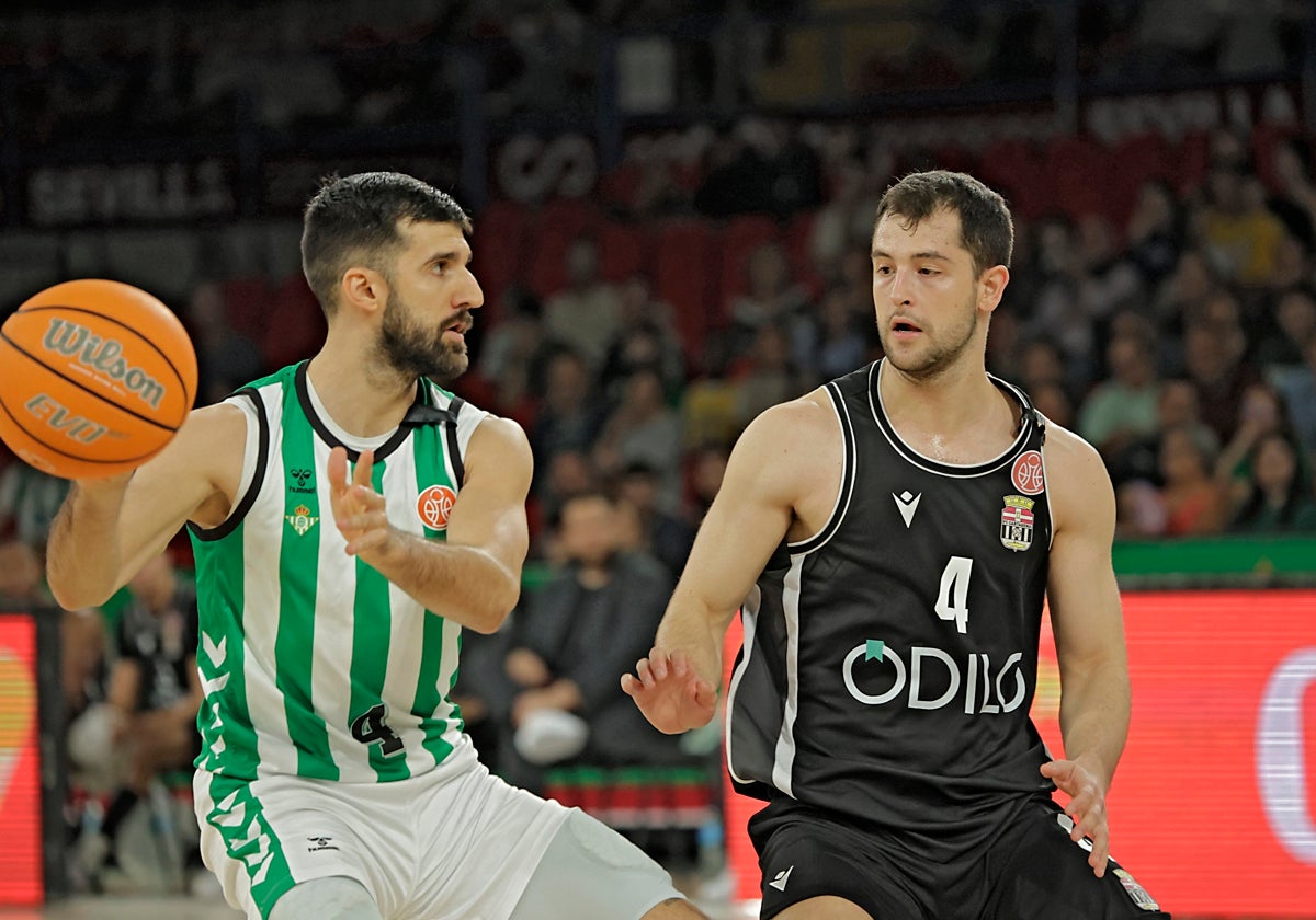 Cvetkovic, dando un pase ante Blat, del Odilo Cartagena, en el duelo de la fase regular en San Pablo
