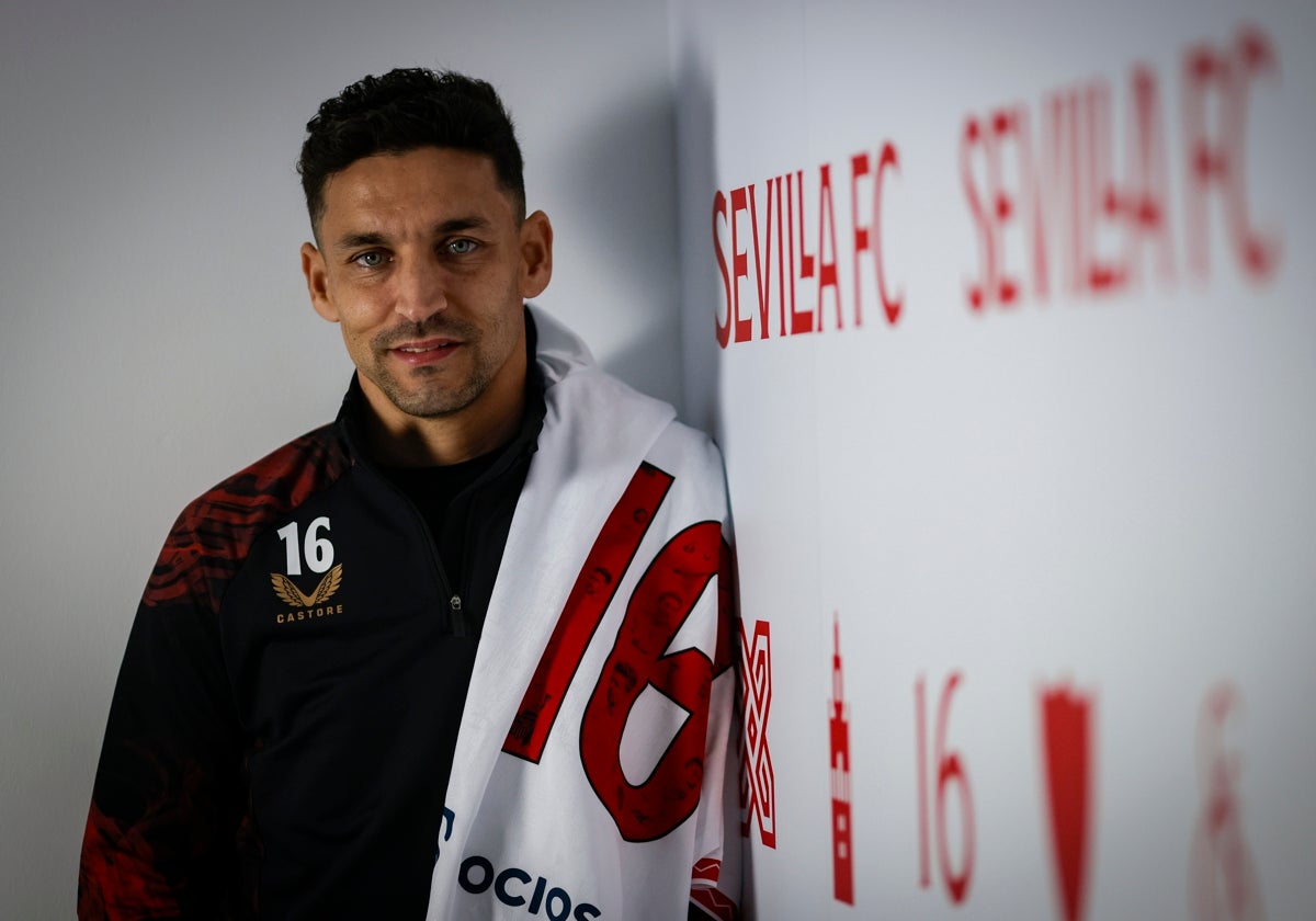 Jesús Navas posa para una entrevista a ABC