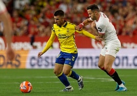Saúl intenta robar un balón en el último partido de Liga