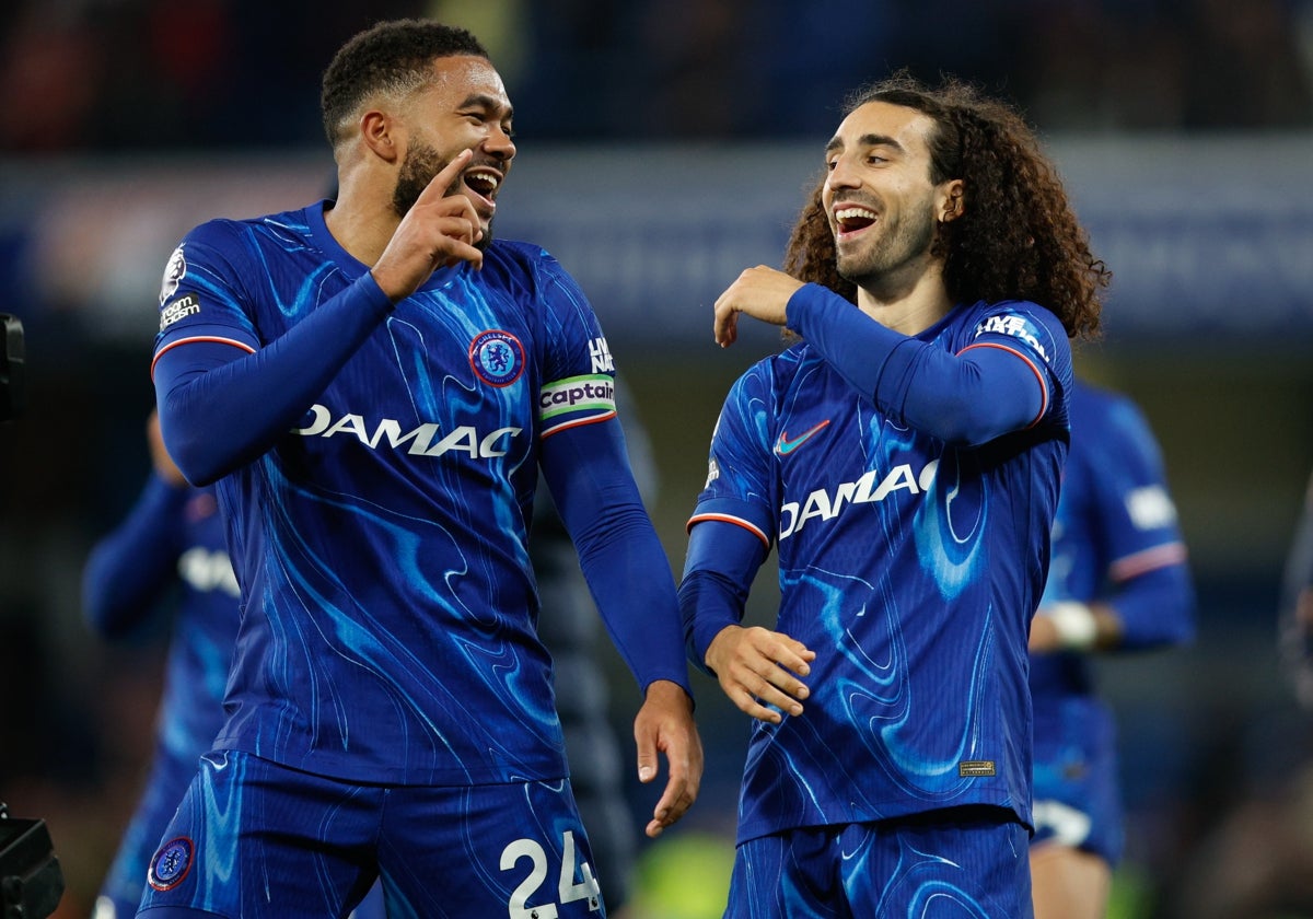 Reece James felicita a Marc Cucurella por su gol al Manchester United