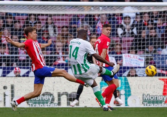El centrocampista verdiblanco William Carvalho dispara a portería en el Atlético - Betis del año pasado
