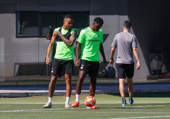 Natan y William Carvalho, en un entrenamiento del conjunto verdiblanco