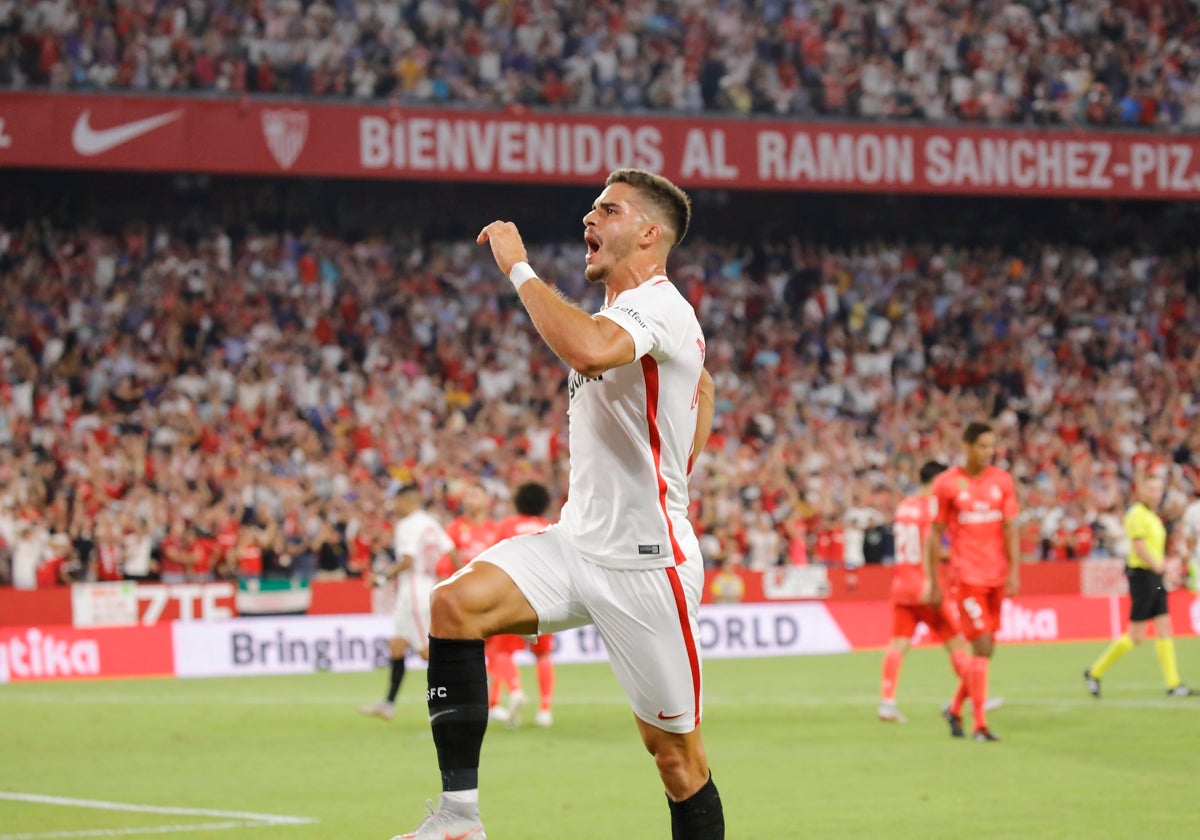 André Silva celebra uno de sus dos goles al Madrid en Nervión en septiembre de 2018