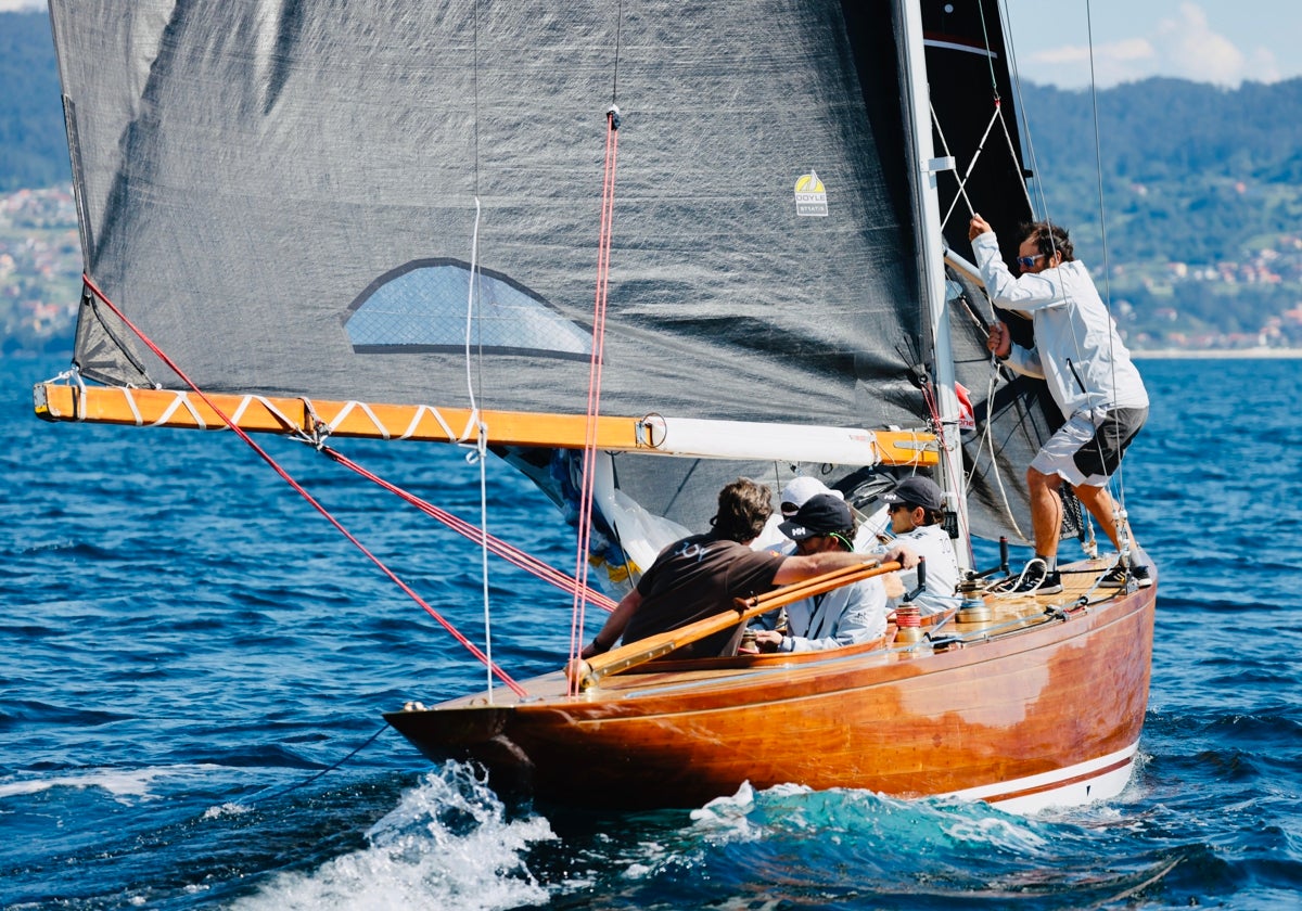 El Joy navegando en aguas de Sanxenxo