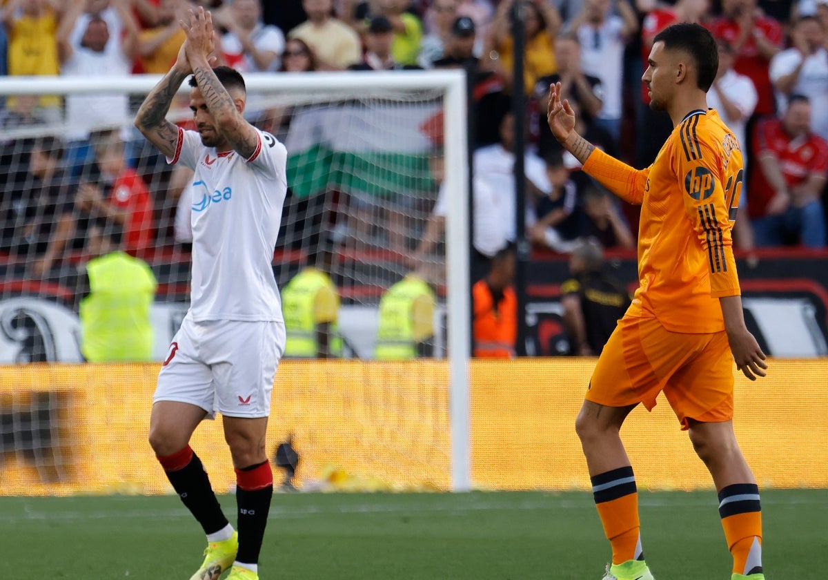 Suso se retira del terreno de juego agradeciendo el apoyo a la afición del Sevilla
