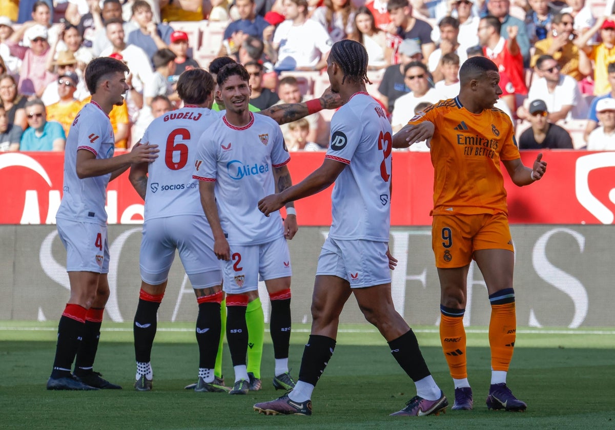 Badé, tras ser expulsado durante el Sevilla-Real Madrid