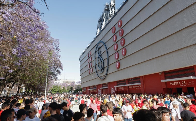 Imagen principal - La mitad de la afición sevillista se mantuvo fuera del Sánchez-Pizjuán durante los primeros 45 minutos del encuentro