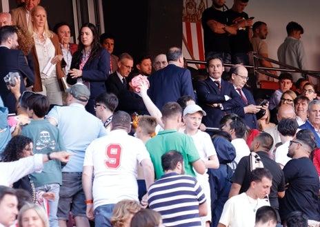 Imagen secundaria 1 - La mitad de la afición sevillista se mantuvo fuera del Sánchez-Pizjuán durante los primeros 45 minutos del encuentro