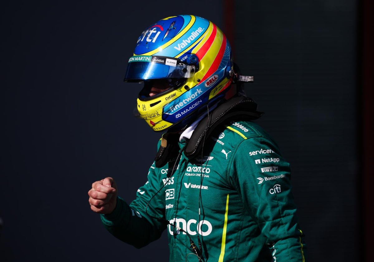Fernando Alonso se dirige a su monoplaza
