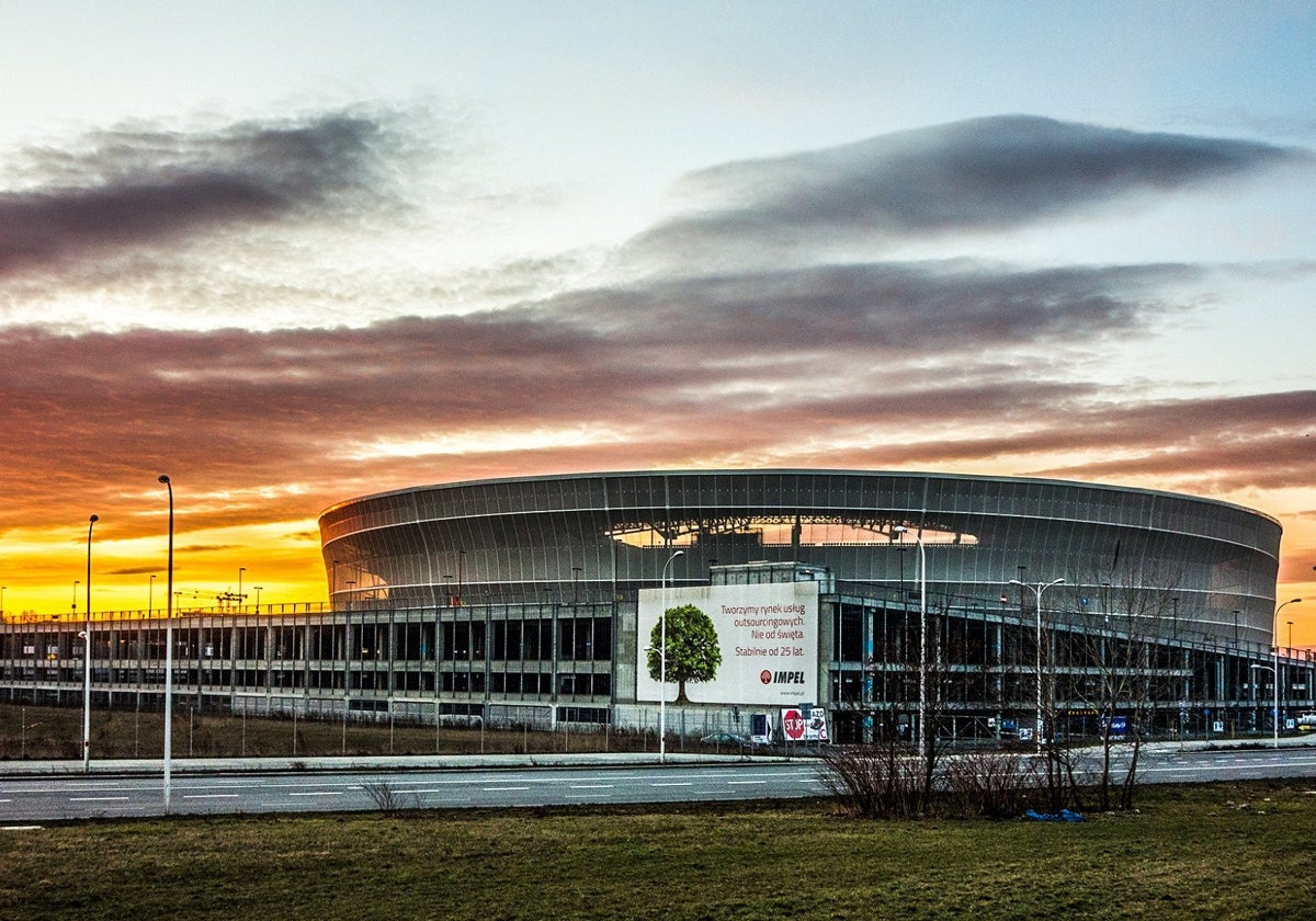 El Estadio Municipal de Breslavia, sede de la final de la Conference entre el Betis y el Chelsea, visto desde una carretera cercana