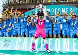 Jesús Herrero, portero y capitán del Movistar Inter, levanta la Copa del Rey