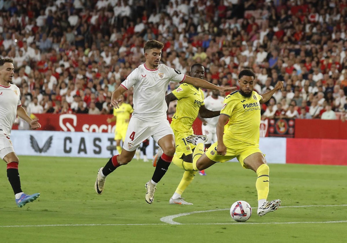 Kike Salas trata de impedir un disparo de Danjuma en el Sevilla - Villarreal de esta temporada