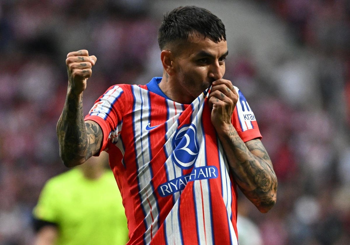Correa besa el escudo de su camiseta tras el gol que marcó al Betis este domingo