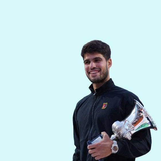 Alcaraz, con la copa de campeón de Roma, ante Sinner