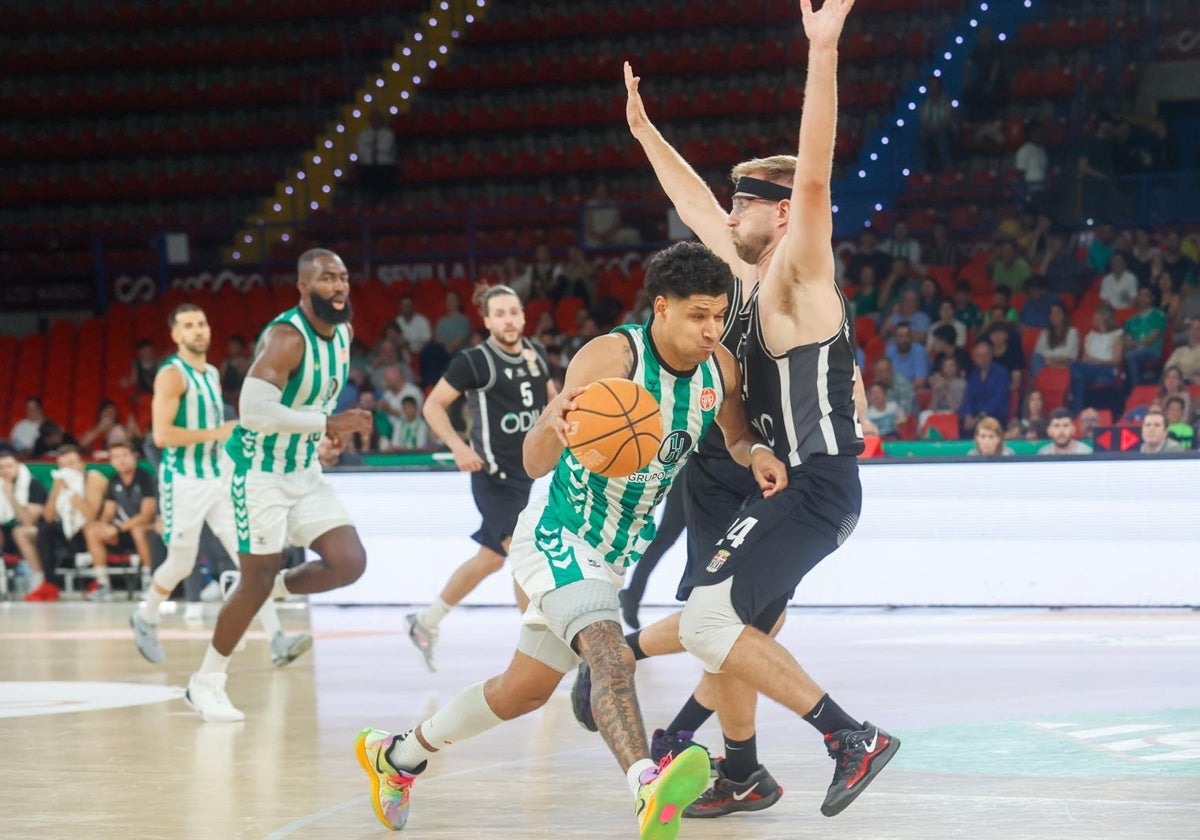 Hughes, defendido por Hermanson en el primer partido de la eliminatoria