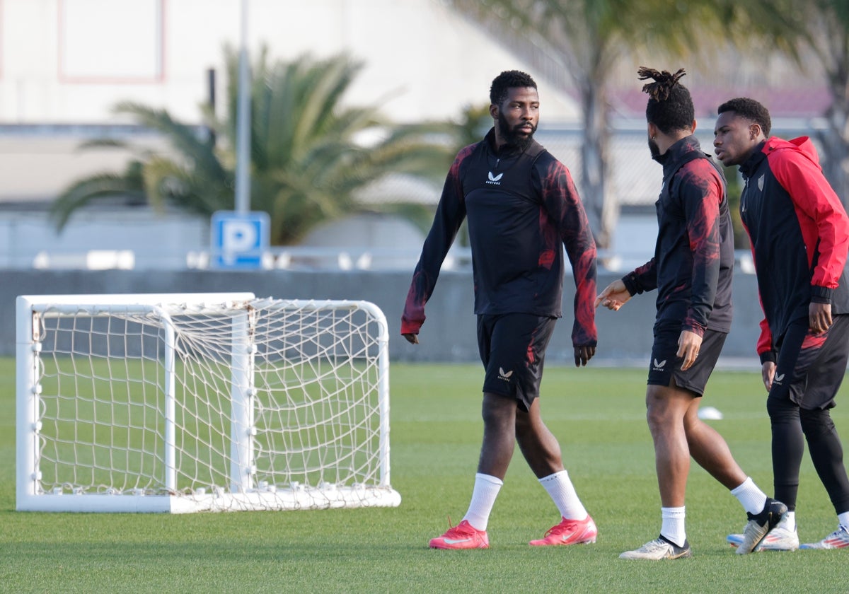 Iheanacho durante un entrenamiento del primer equipo del Sevilla
