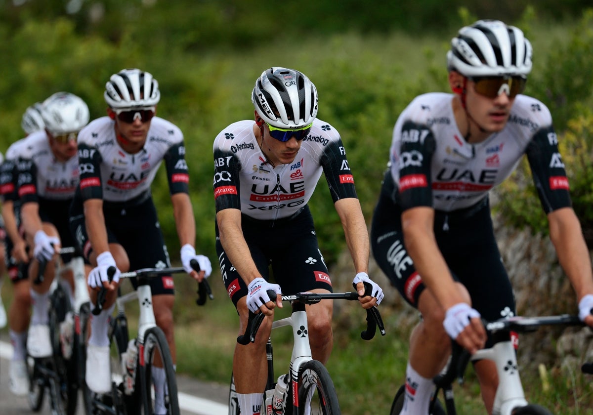 Los ciclistas del UAE, en formación en el Giro