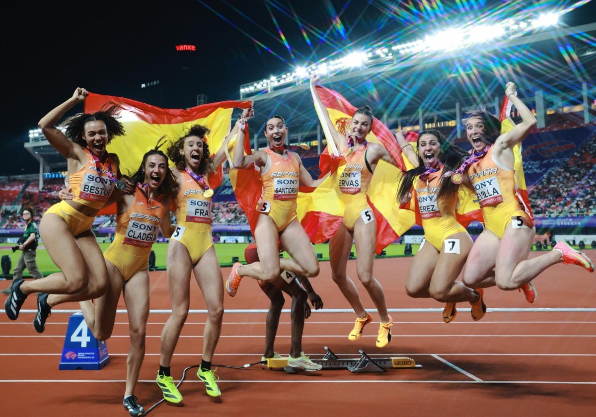 El equipo español de relevos femenino celebra el oro logrado en China