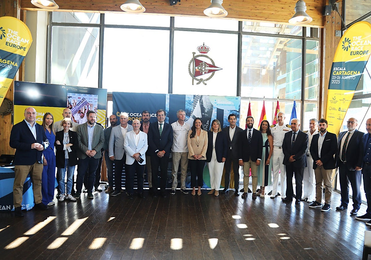 Foto de familia con todas las autoridades , organizadores y patroeinadores en el RCR Cartagena