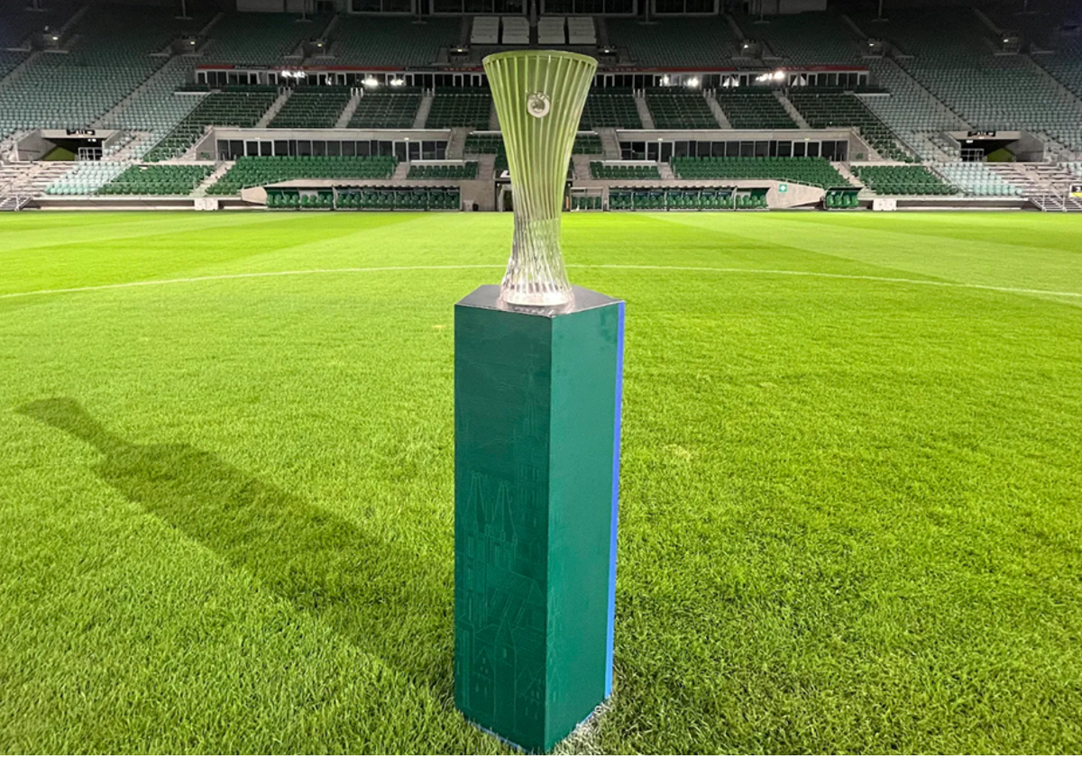 Trofeo de la Conference League en el estadio que acogerá la final entre el Betis y el Chelsea
