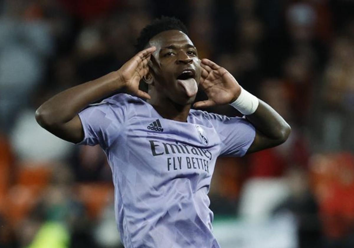 El Valencia amenaza a Netflix por el documental de Vinícius y las redes les responden con los gritos racistas de Mestalla