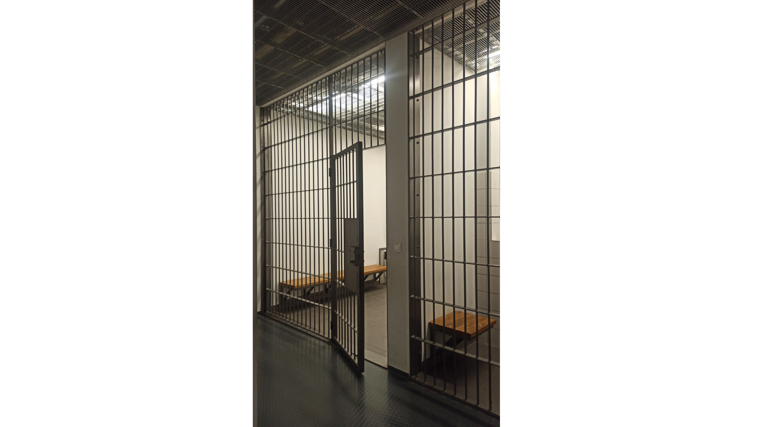 Celdas de detención en el interior del Estadio Municipal de Breslavia