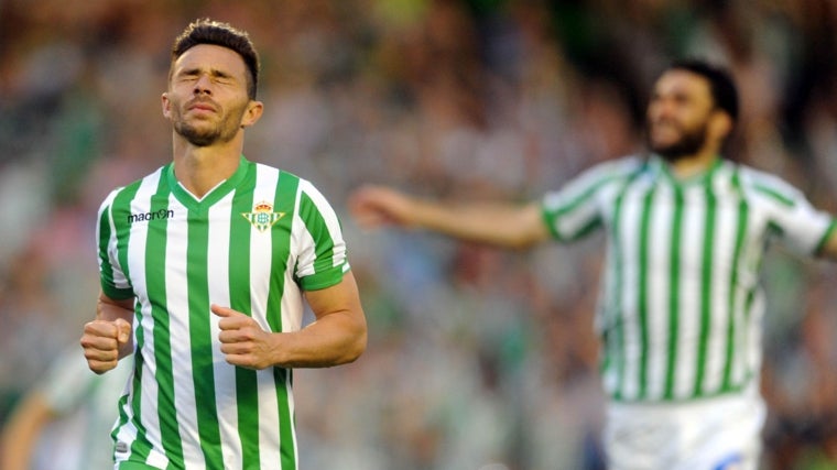 Rubén Castro celebra emocionado uno de los goles que le marcó al Alcorcón el 24 de mayo de 2015