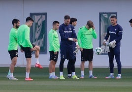 Fran Vieites, segundo por la derecha, junto a varios compañeros en el entrenamiento del Betis