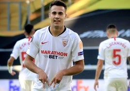 Sergio Reguilón, en plena celebración de la Europa League, se acuerda del Sevilla: «He ganado una jugando todos los partidos»