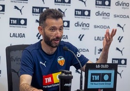 Carlos Corberán: «Afrontamos el partido con ilusión y responsabilidad. La plantilla no está de vacaciones»