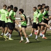 Los jugadores del Betis, en el entrenamiento de este jueves