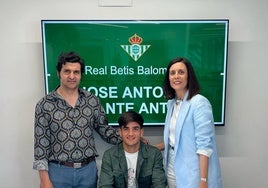 Morante, acompañado de sus padres, en la firma del contrato con el Betis que se ha producido este miércoles