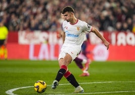Kike Salas durante el encuentro ante el Barcelona en el Sánchez-Pizjuán