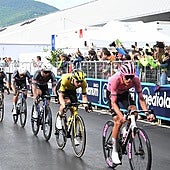 Una caída masiva dinamita el Giro y compromete las opciones de Ayuso