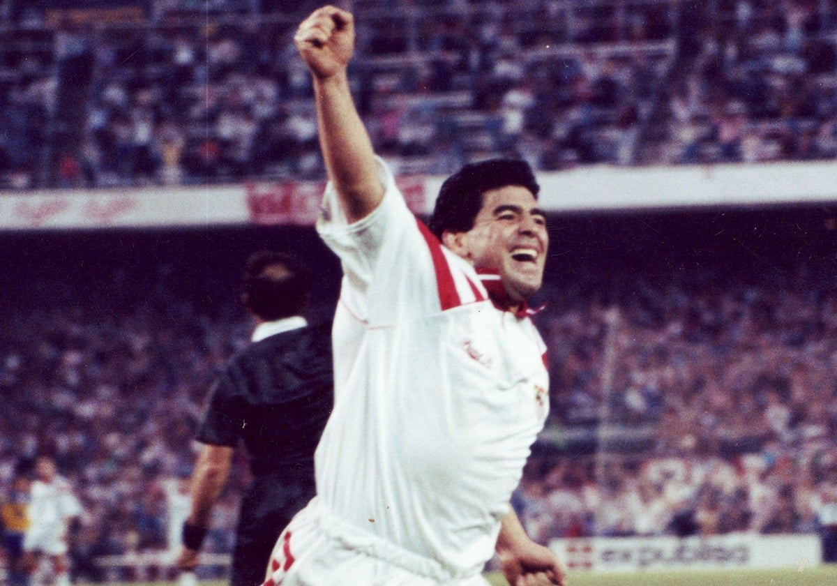 Maradona celebra un gol con el Sevilla FC