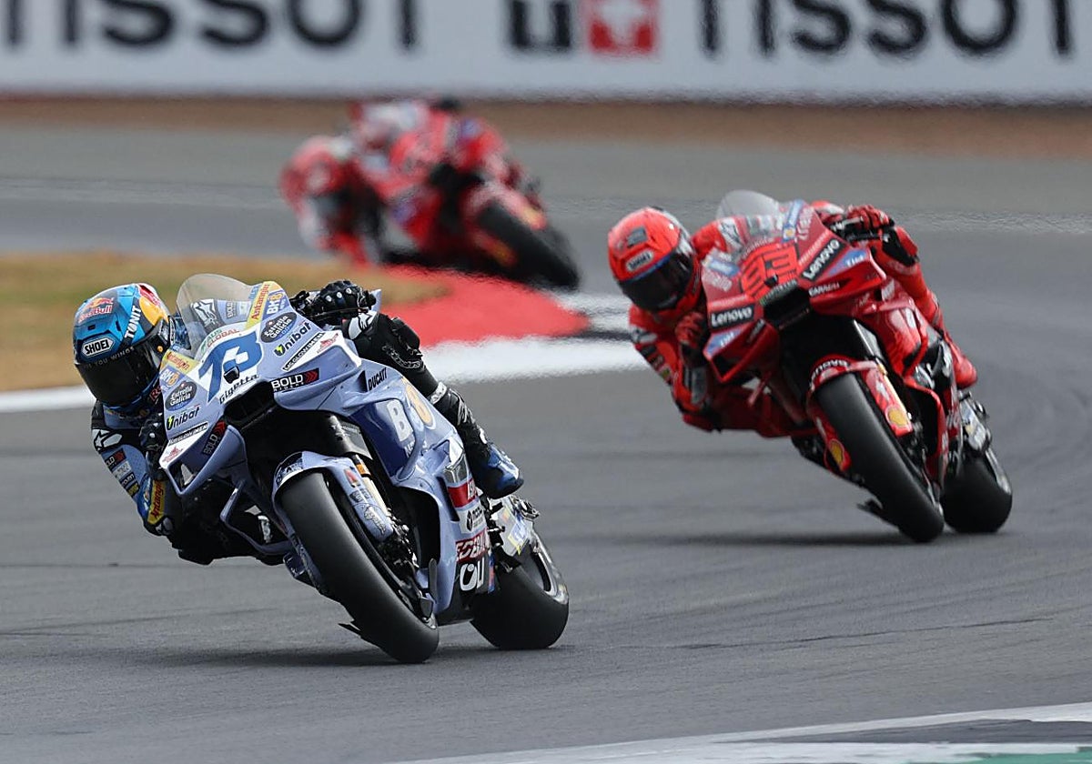 Álex Márquez lidera la carrera, perseguido por su hermano Marc