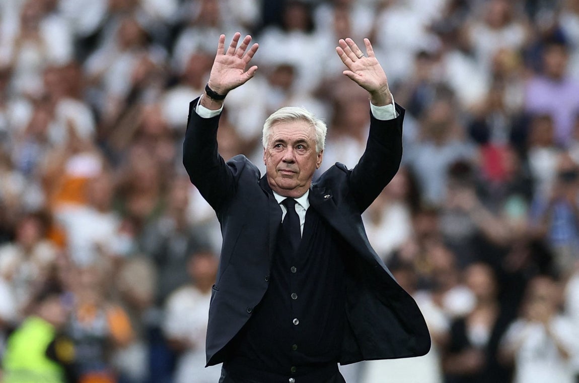 El entrenador del Real Madrid, Carlo Ancelotti, recibe una ovación tras su último partido en el Santiago Bernabéu.