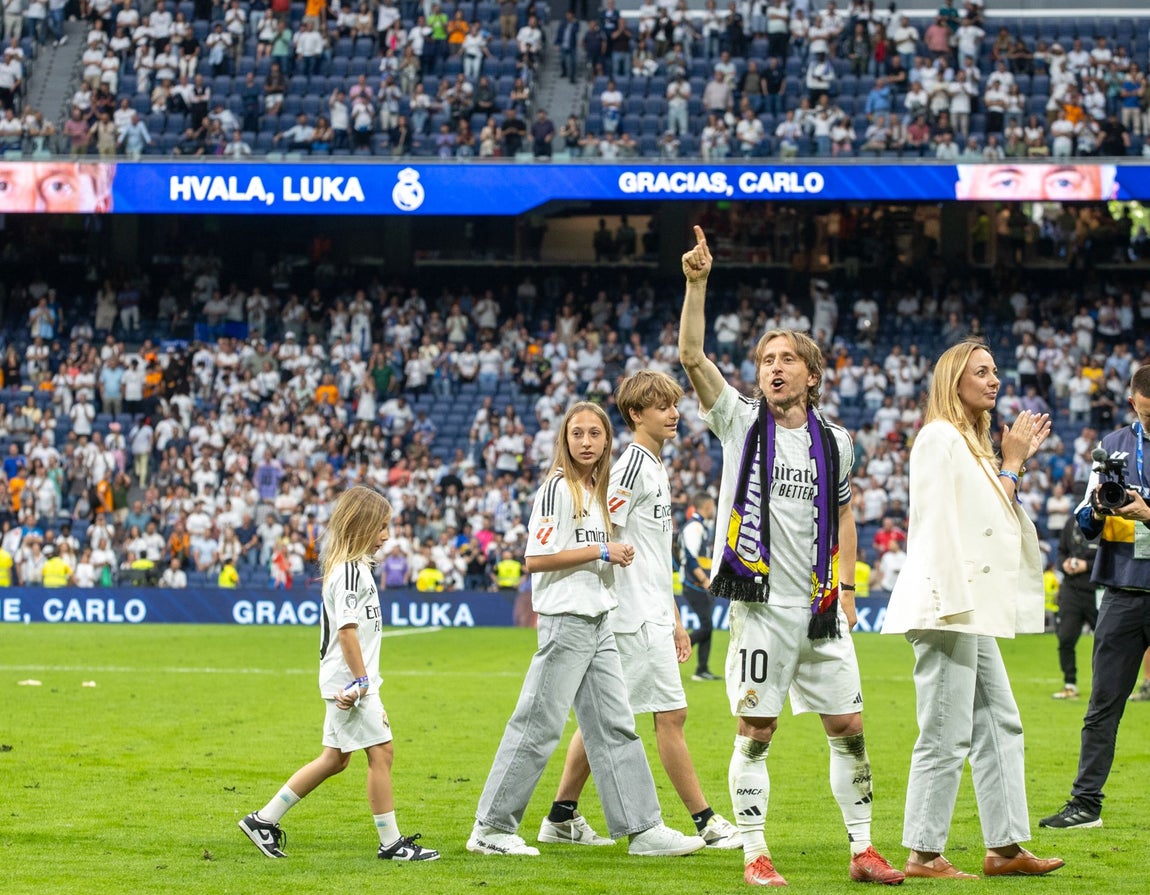 Modric, junto a su familia, se despida desde el césped de los aficionados del Real Madrid.