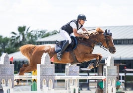 El jinete sevillano Jesús Torres y 'Emeralds F1' dominan el Pequeño Gran Premio del CSN4* de Pineda