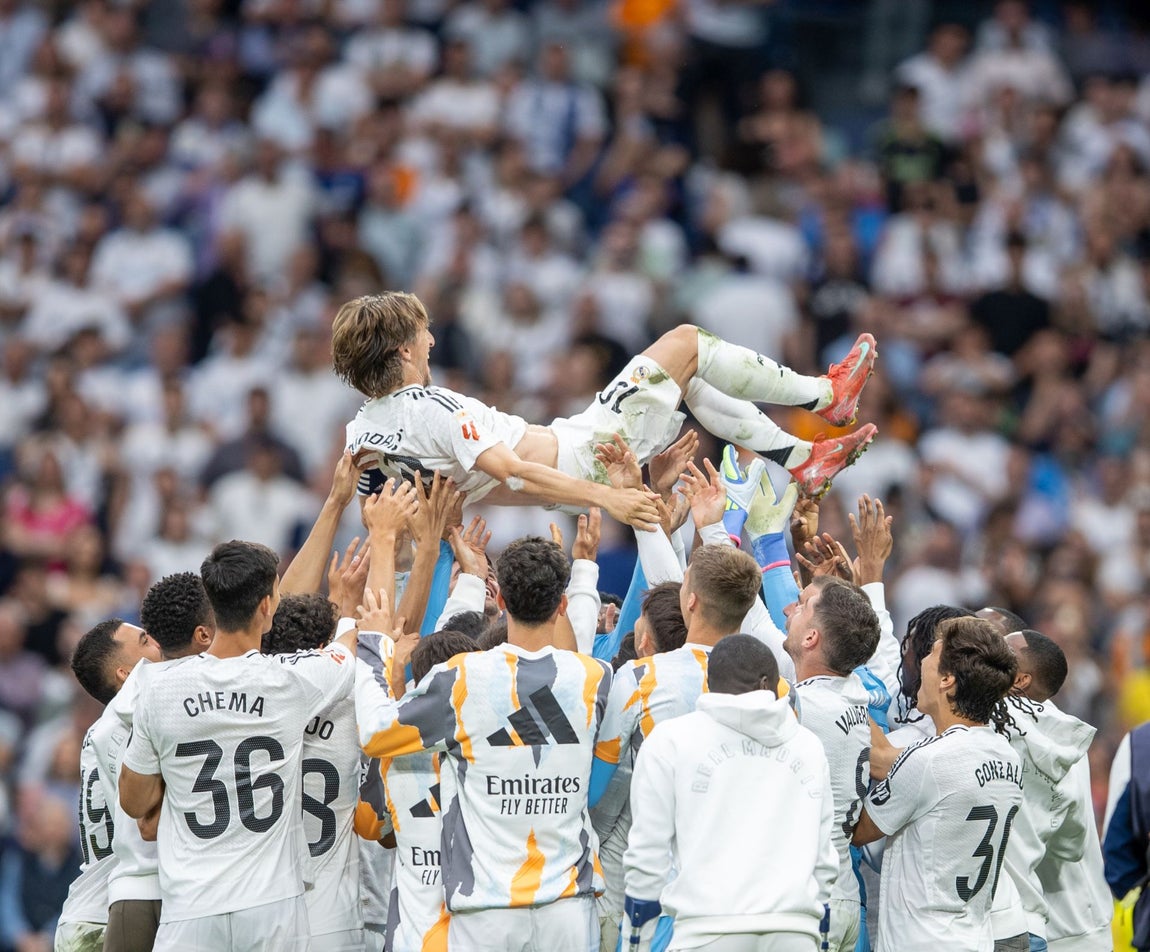 La plantilla del Real Madrid mantea a Luka Modric.