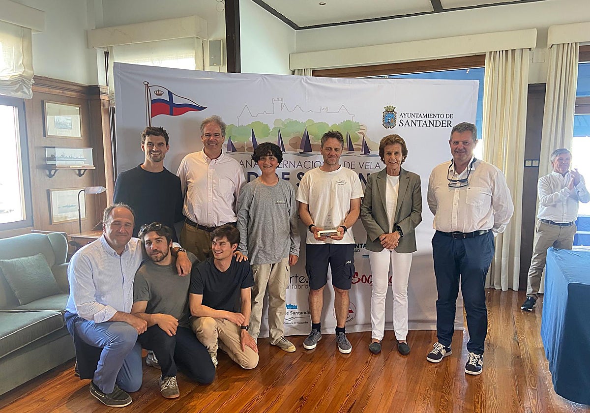 La tripulación de Yamamay recibiendo el trofeo en el Real Club Marítimo de Santander