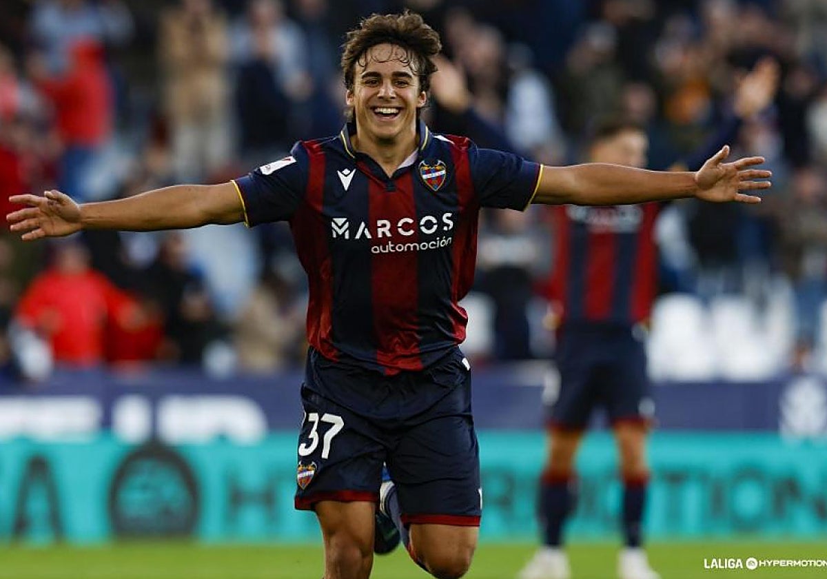 Carlos Álvarez celebra el gol del ascenso