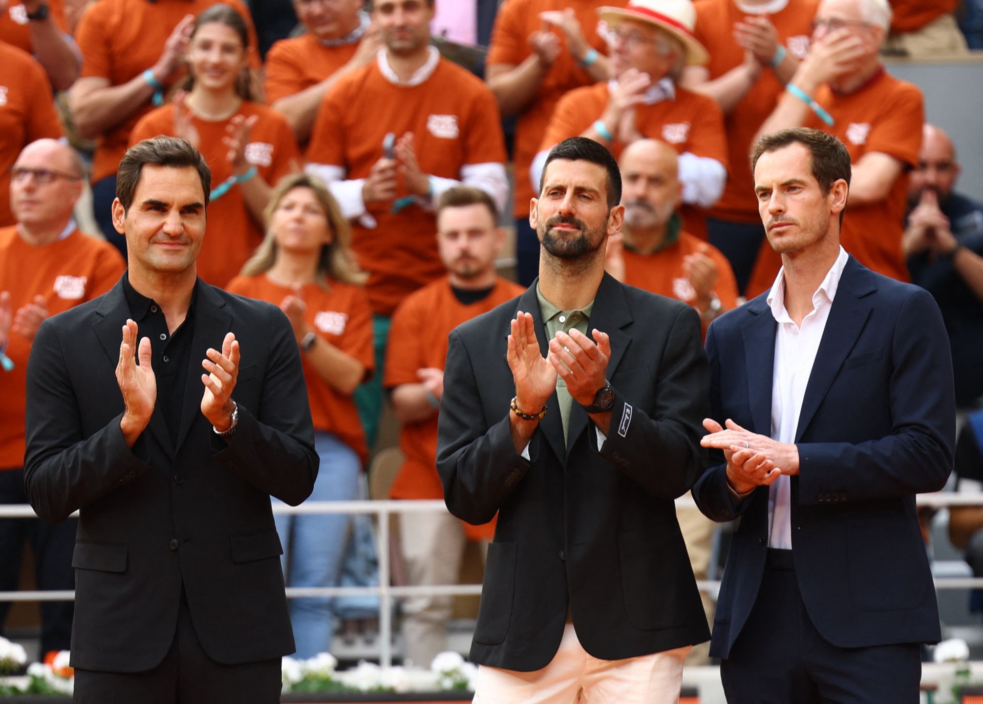 Roger Federer, Novak Djokovic y Andy Murray, aplauden a Nadal desde la arcilla de la Philippe Chatrier. 