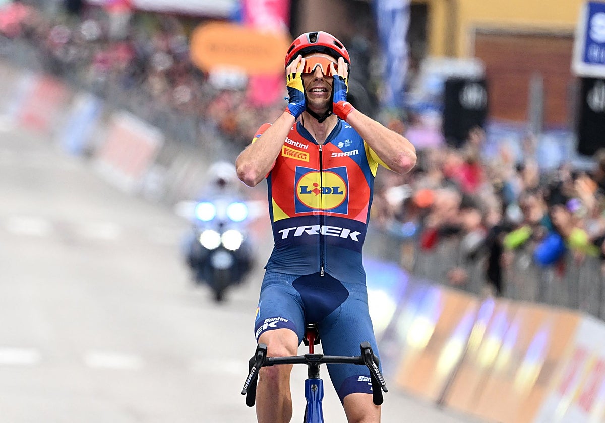 Carlos Verona entra triunfante a la meta de Asiago