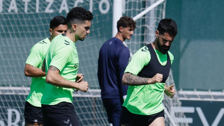 Bartra e Isco, minutos antes de conocer la gran noticia de la vuelta a la selección del malagueño