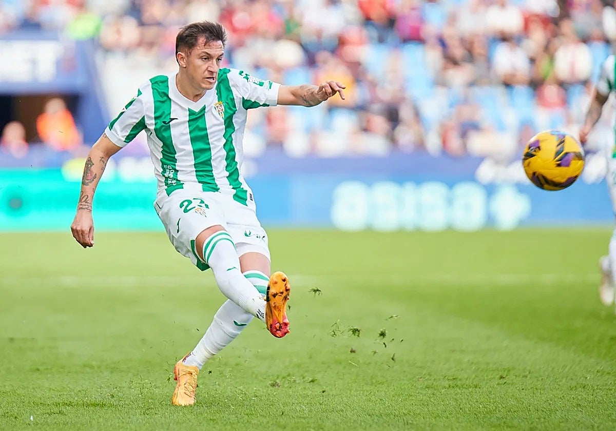 Carracedo realiza un remate con el Córdoba