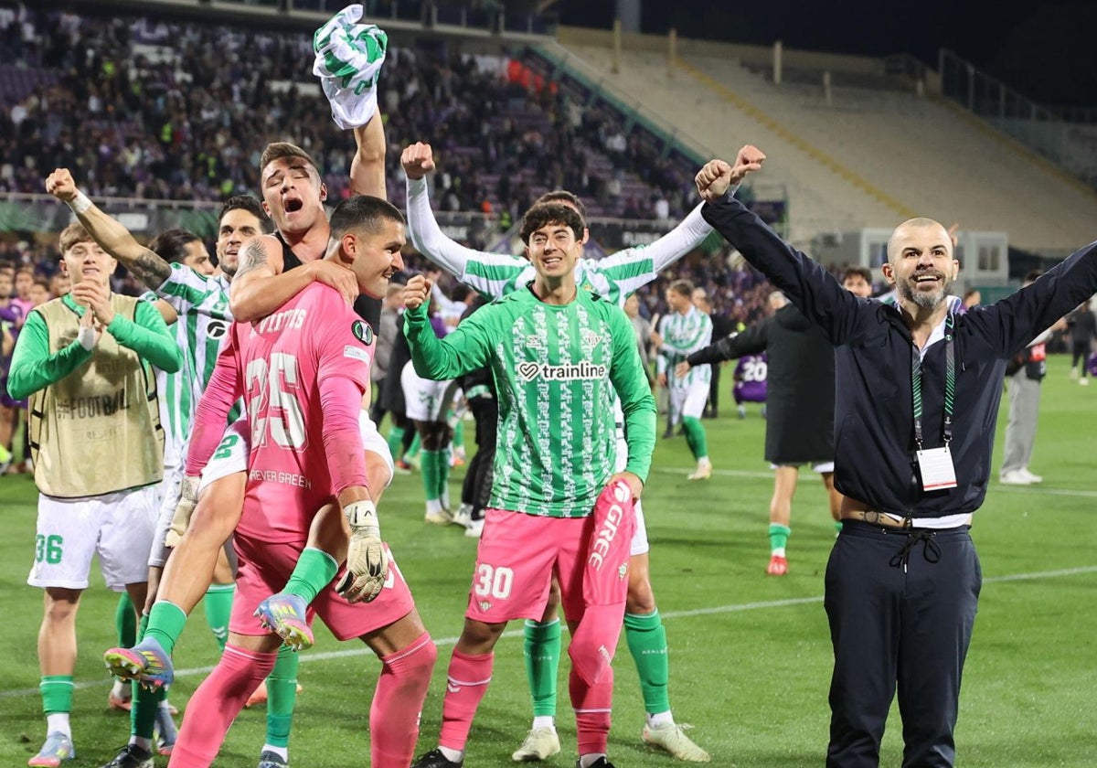 Los jugadores del Betis y Manu Fajardo celebran en el césped del Artemio Franchi de Florencia el pase a la final de la Conference League