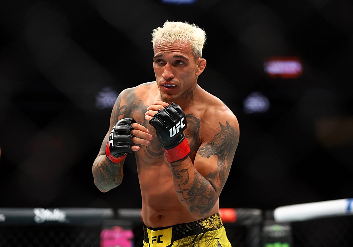 Charles Oliveira en uno de sus combates