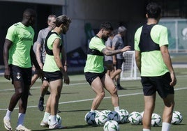El internacional Isco, en una sesión sin Lo Celso antes de que el Betis viaje a Breslavia